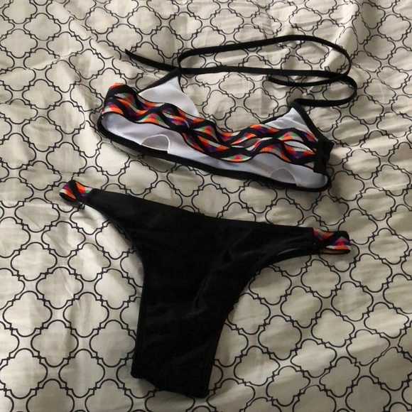 Black and tribal print bikini - Picture 2 of 2